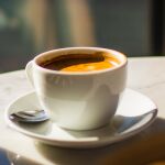 ¿Por qué debes esperar un tiempo después de despertarte para tomarte el café?