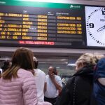 Pasajeros afectados por el corte de circulación esperando una solución en Chamartín