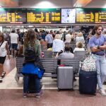 Pasajeros afectados por el corte de circulación en la estación de Chamartín