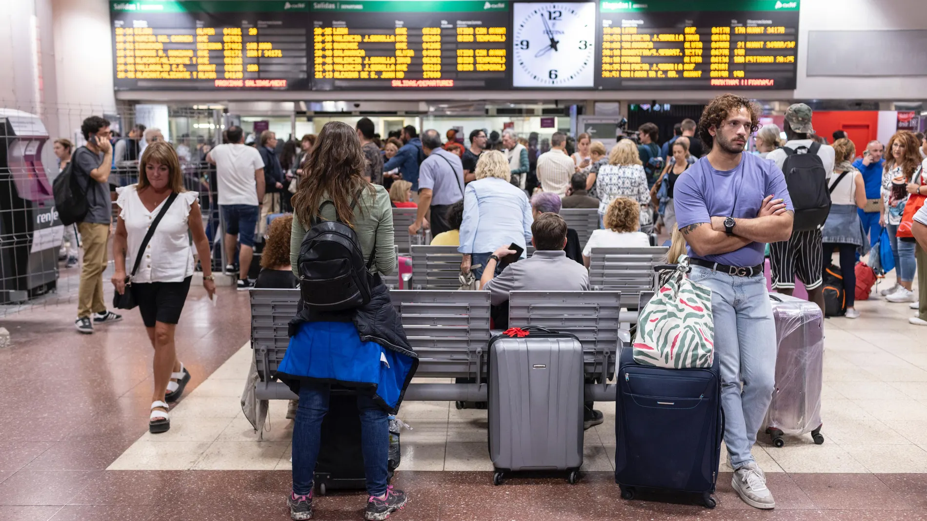 Pasajeros afectados por el corte de circulación en la estación de Chamartín
