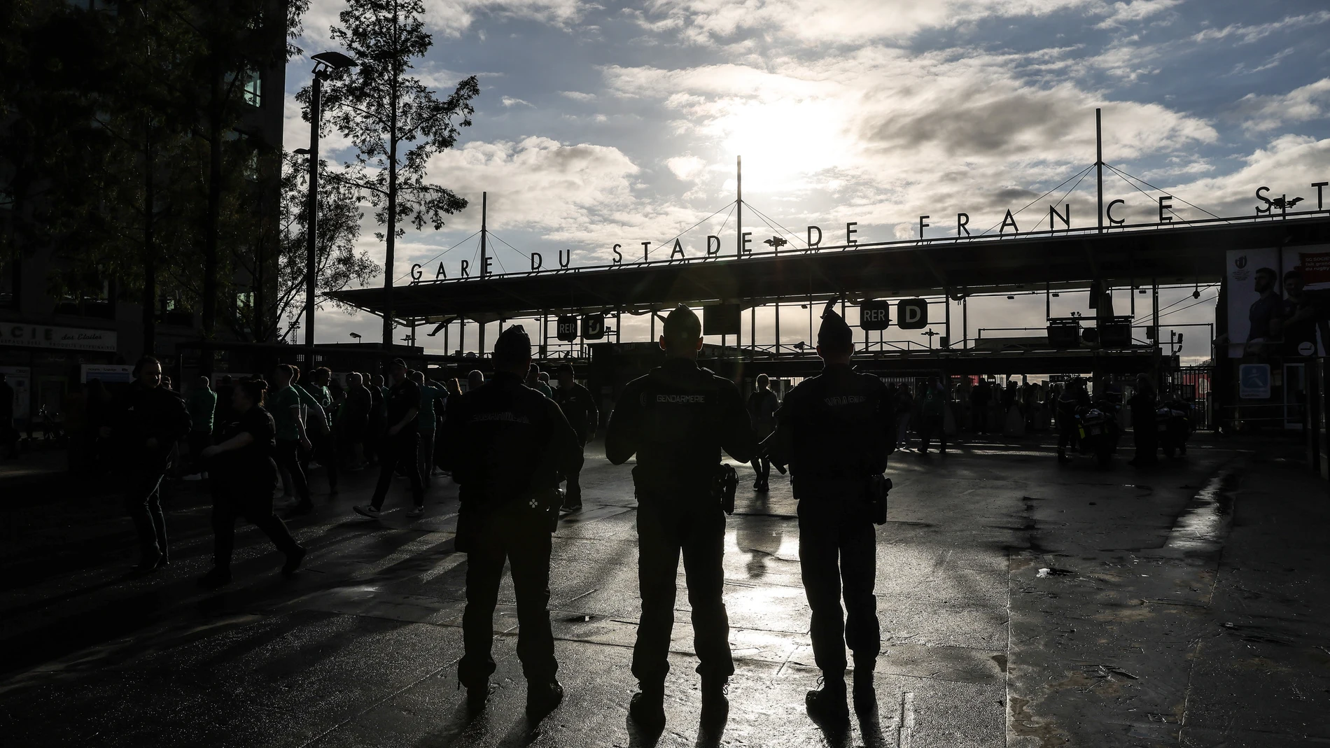 -FOTODELDÍA- PARÍS, 14/10/2023.- Agentes de policía patrullan los alrededores del Stade de France antes del partido de cuartos de final entre Irlanda y Nueva Zelanda en Saint-Denis, cerca de París, Francia, 14 de octubre de 2023. Desde el 13 de octubre, el sistema de alerta Vigipirate de Francia se ha actualizado al máximo nivel 'urgencia de atentado'. El 14 de octubre, el presidente francés ordenó la movilización de 7.000 soldados para aumentar las patrullas de seguridad, un día después de q...
