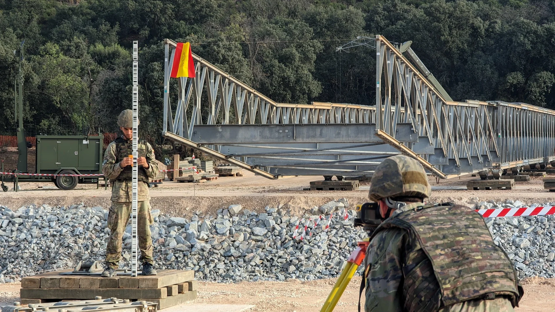 El Ejército de Tierra trabaja ya en el montaje del puente entre Aldea del Fresno y Villamanta