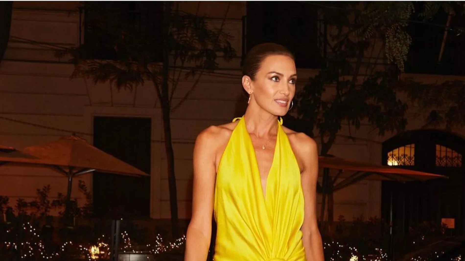 Nieves Álvarez con vestido amarillo