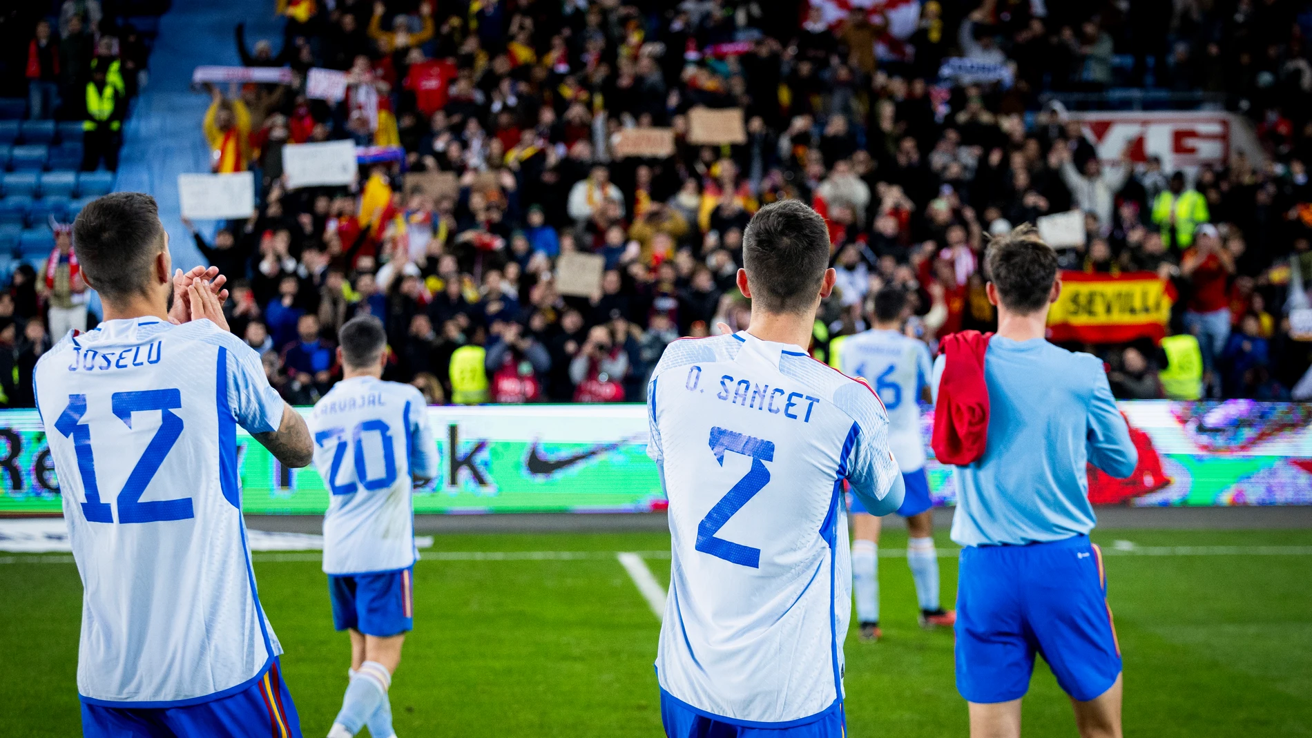 Los jugadores de España celebran la clasificación para la Eurocopa