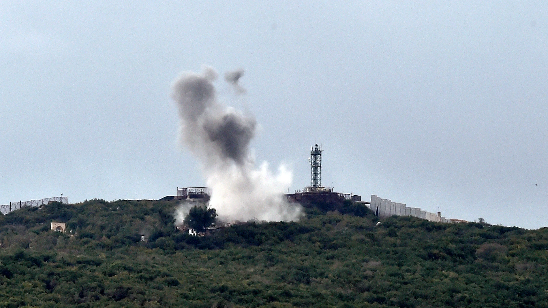 Ayta Ash-shab (Lebanon), 15/10/2023.- Smoke rises after Hezbollah targeted an Israeli army post in the vicinity of Ayta ash-Shab village, near the Lebanese-Israeli border, Lebanon, 15 October 2023. According to the Israeli Defense Forces (IDF), anti-tank missiles were fired at soldiers operating along the Lebanese border, and Israeli forces responded by striking Hezbollah military targets. (Líbano) EFE/EPA/WAEL HAMZEH