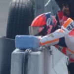 Marc Márquez se lamenta tras caerse en Indonesia