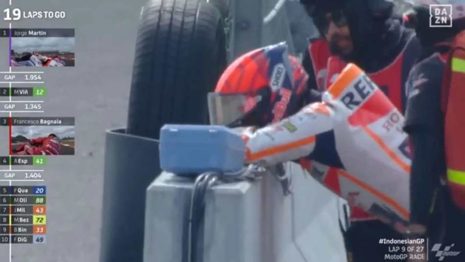Marc Márquez se lamenta tras caerse en Indonesia