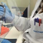 Una científica introduce líquido en una probeta, en el laboratorio del Parque Tecnológico de Zamudio de Bilbao