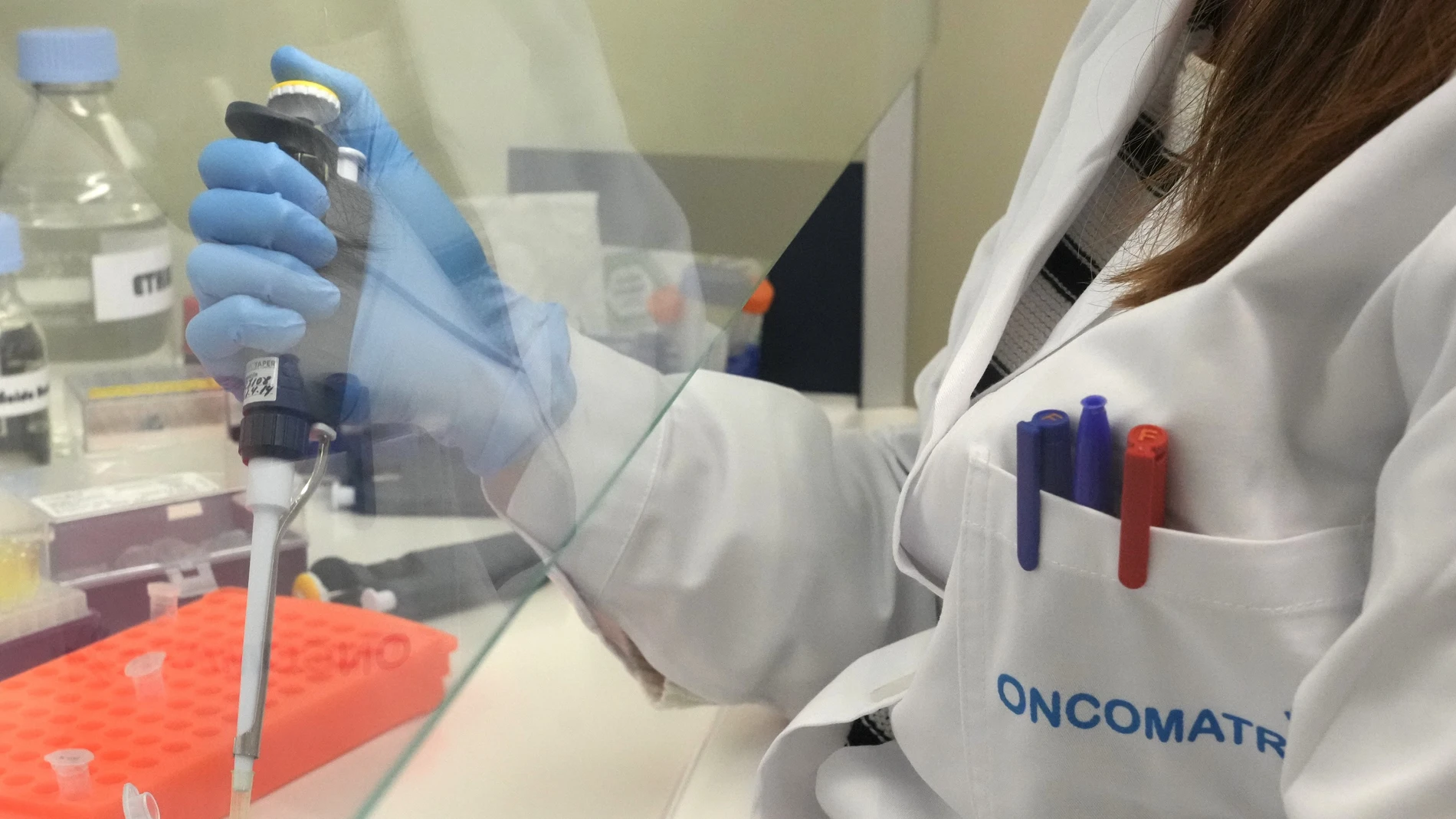 Una científica introduce líquido en una probeta, en el laboratorio del Parque Tecnológico de Zamudio de Bilbao