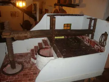 Lagar en el que se puede ver la marrana debajo del madero principal Lagar en el que se puede ver la marrana debajo del madero principal