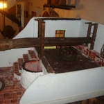 Lagar en el que se puede ver la marrana debajo del madero principal