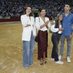 Virginia Troconis y Alba Díaz en la despedida de los ruedos de Manuel Díaz 'El Cordobés'.