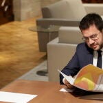 El presidente de la Generalitat, Pere Aragonès, recibió esta mañana el informe sobre las diferentes vías para un referéndum pactado de manos del politólogo Marc Sanjaume-Calvet, coordinador del Consejo Académico para el Acuerdo de Claridad