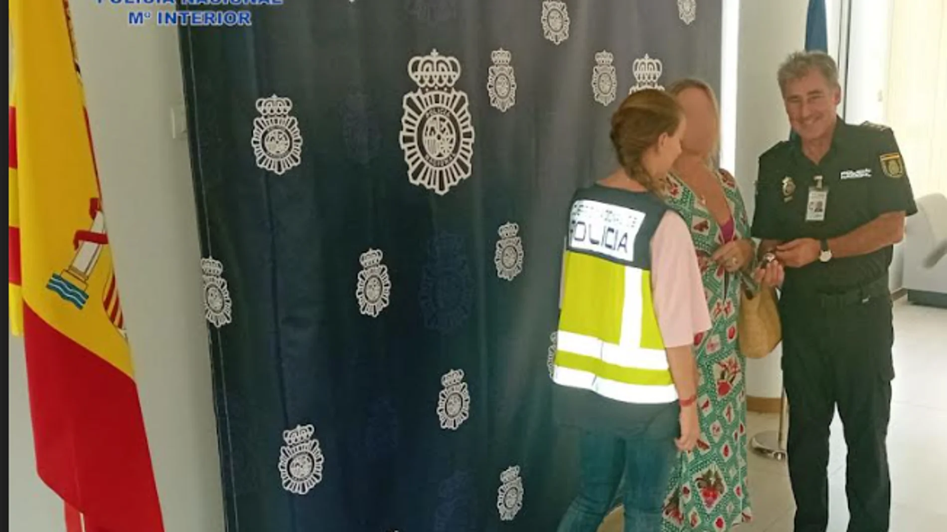 Los agentes, en el momento de devolver el reloj a su propietaria