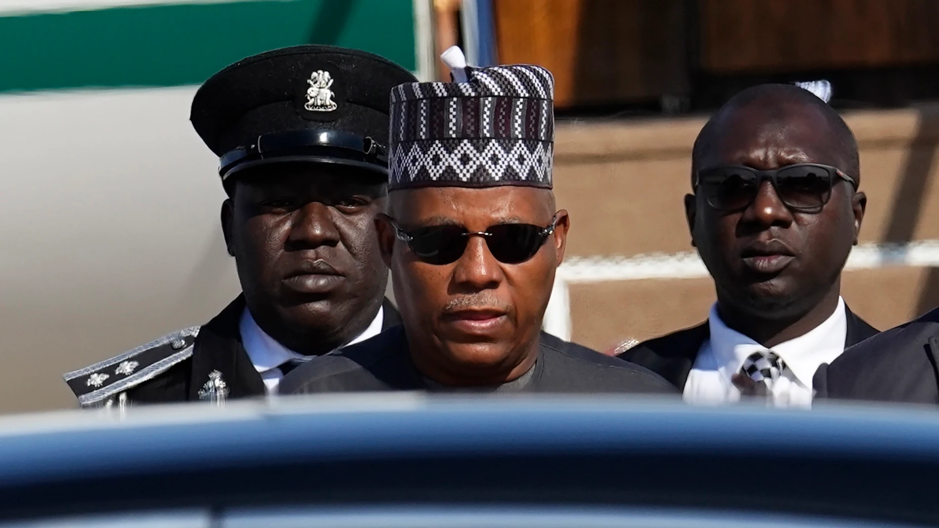 El vicepresidente nigeriano Kashim Shettima, en el centro