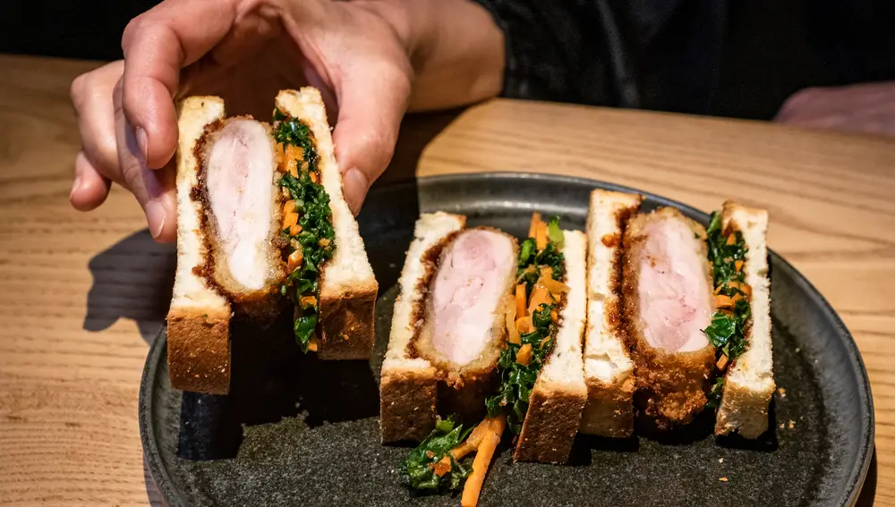 El ‘katsu sando’ de contramuslos con ensalada de ‘kale’ y zanahorias de 'Haranita'