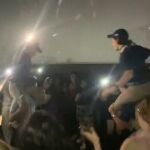 "Swifties" cantan y bailan con empleados del cine