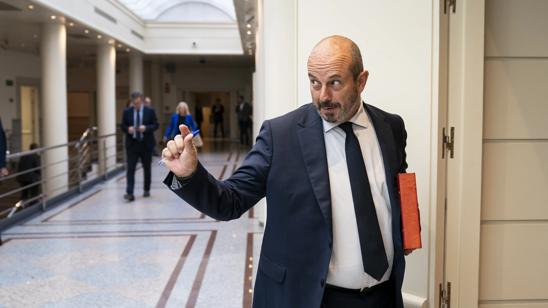 El presidente del Senado, Pedro Rollán, a su llegada a una sesión plenaria en el Senado, a 17 de octubre de 2023, en Madrid (España). Durante el pleno del Senado, el Partido Popular ha expresado su oposición a la amnistía a través de una moción no vinculante presentada por el Partido Popular (PP)