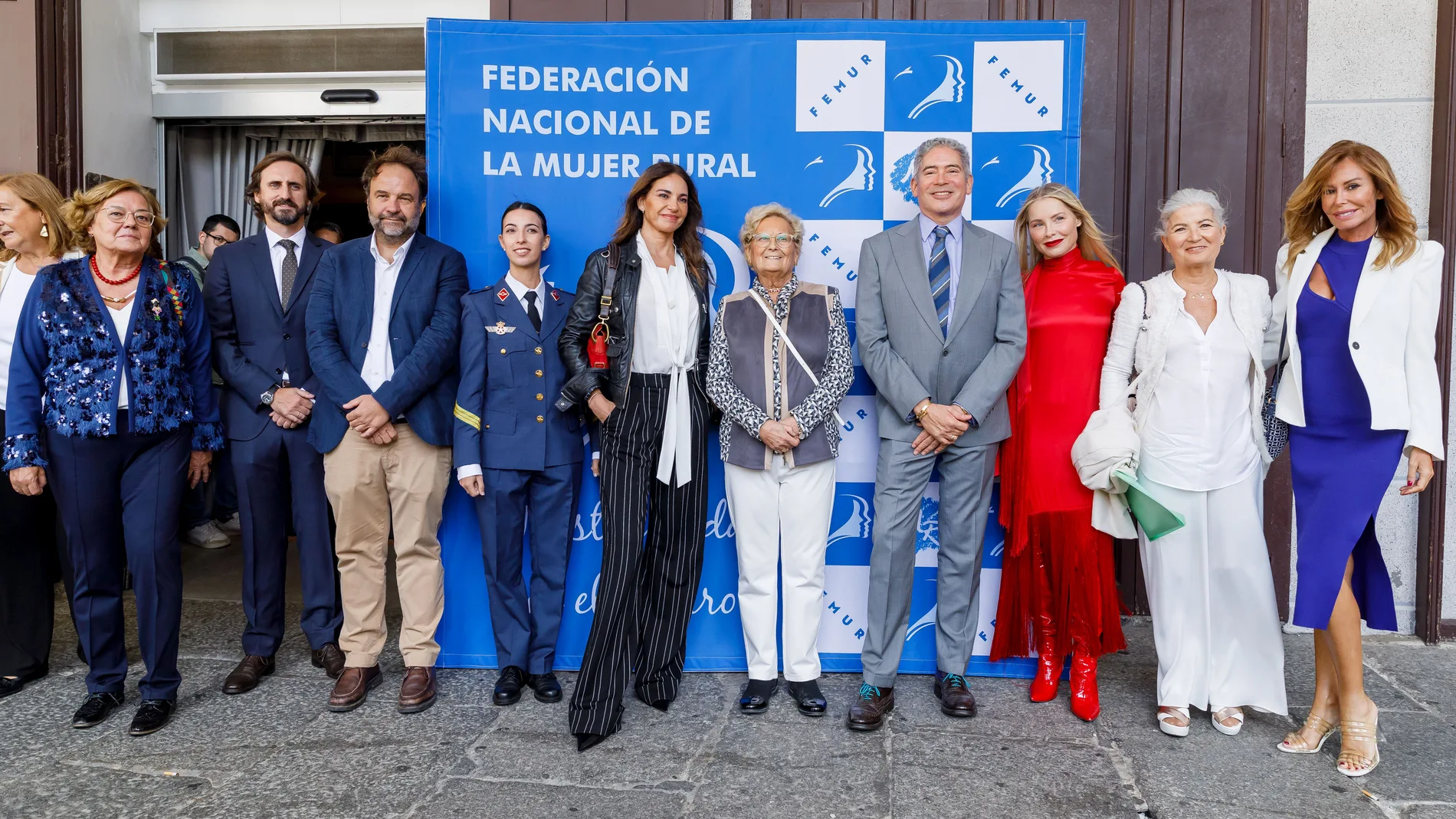 Foto de familia de los premiados junto a la presidenta de Femur, Juana Borrego