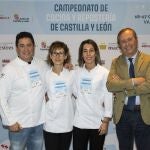 El presidente de la Asociación Maestres Cocineros y Reposteros de Castilla y León, César Boal, Begoña Río, Sara Cámara y el director general de Turismo de la Junta de Castilla y León, Ángel González Pieras