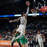 Poirier vuela para anotar en el aro del Zalgiris