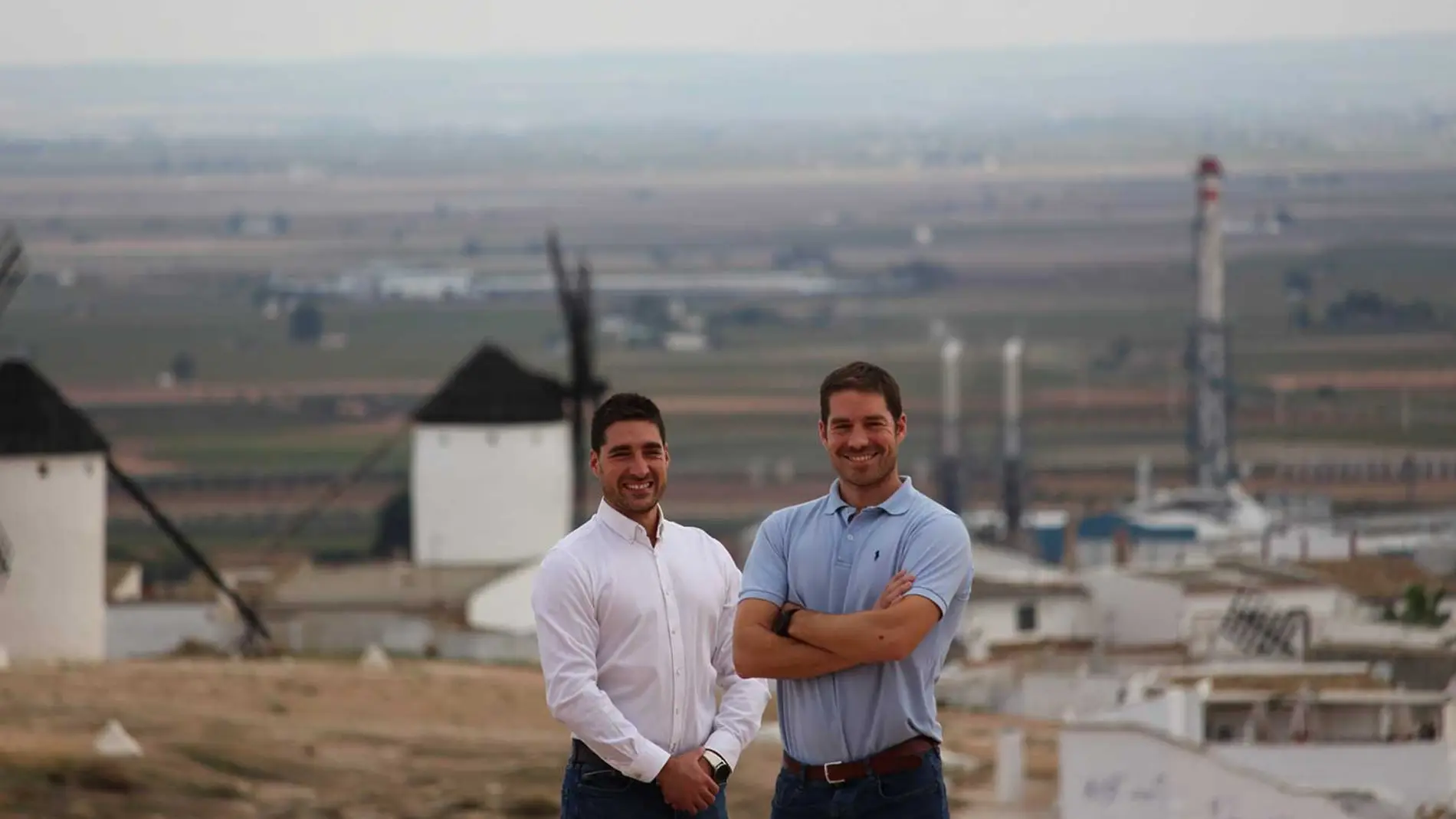 Antonio y Borja Huertas. A sus espaldas, los molinos de viento de Campo de Criptana y las instalaciones de Movialsa