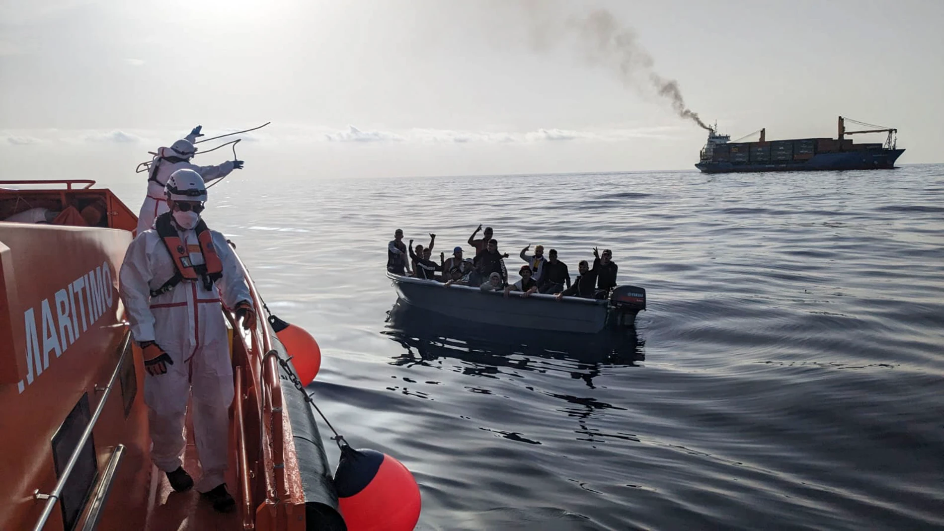 ALICANTE, 17/10/2023.- Una embarcación de Salvamento Marítimo ha rescatado este martes a quince personas que iban en una patera a la deriva a unas 34 millas al este del litoral de Alicante. Según los primeros datos de Salvamento Marítimo, los migrantes auxiliados son todos "varones, adultos y de origen magrebí". En la imagen, un buque mercante (al fondo) ha permanecido junto a la patera hasta la llegada de Salvamento Marítimo. EFE/ Salvamento Marítimo/SOLO USO EDITORIAL/SOLO DISPONIBLE PARA I...