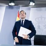 El ministro de Asuntos Exteriores, Unión Europea y Cooperación en funciones, José Manuel Albares, tras una rueda de prensa posterior a la reunión del Consejo de Ministros, en el Palacio de La Moncloa.