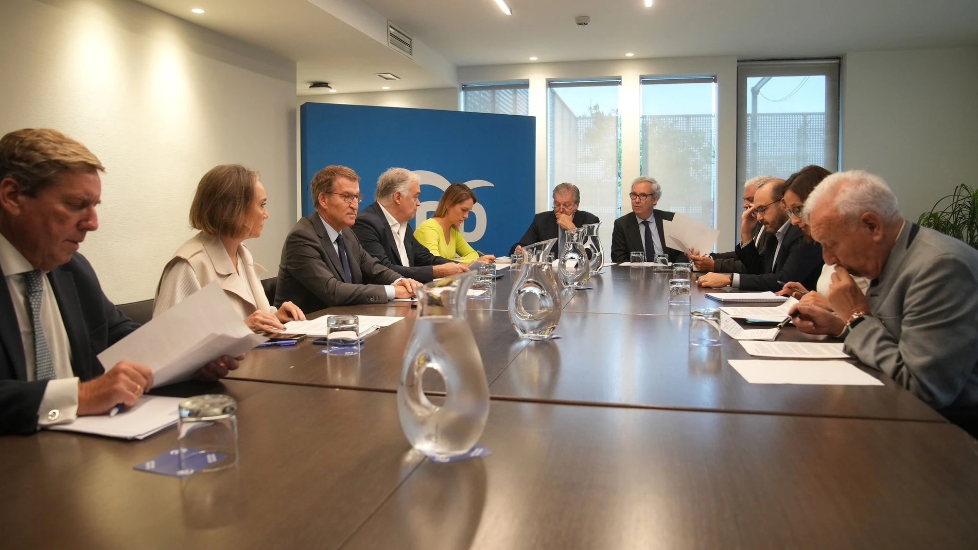 El presidente del PP, Alberto Núñez Feijóo, se reúne con exministros de Asuntos Exteriores y expertos en materia internacional para analizar la situación y el papel que está desempeñando España tras el ataque terrorista de Hamás contra Israel. DAVID MUDARRA (PP) 18/10/2023