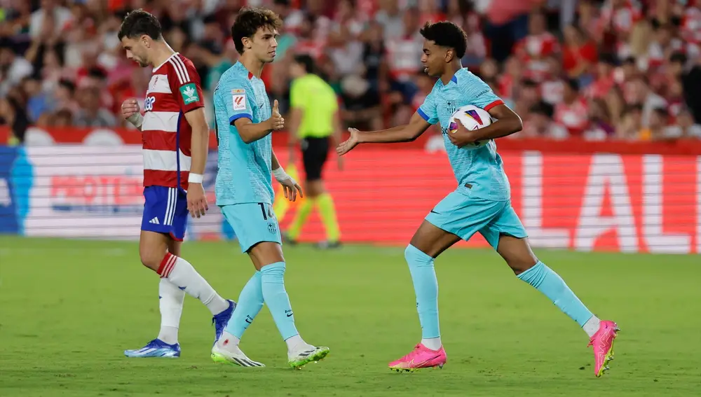 Joao Félix y Lamine Yamal celebran un gol del FC Barcelona