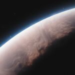A más de 1.300 años luz de distancia, WASP-17 b es uno de los planetas más extraños.