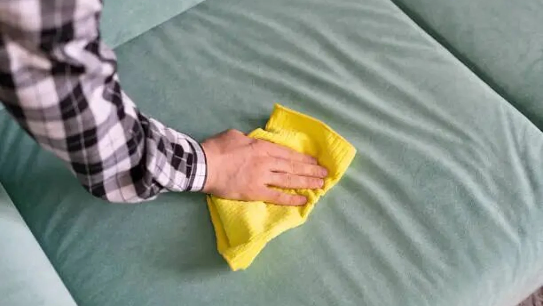 Los mejores trucos para eliminar manchas en las tapicerías