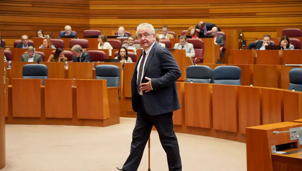 El procurador del PP, Óscar Reguera, antes de subir a defender la proposición de Ley de bonificaciones fiscales veterinarias