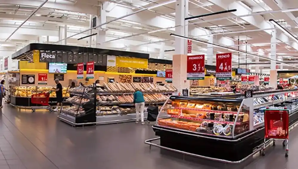 Interior del centro comercial Alcampo Camino de la Plata de Burgos