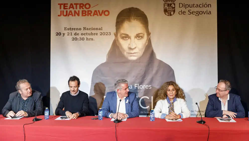 El director del Teatro Juan Bravo, Marco Antonio Costa, el director, Luis Luque; el diputado de Cultura, José María Bravo; la Actriz, Lolita; y el productor, Jesús Cimarro; ofrecen el estreno nacional de ‘Poncia’