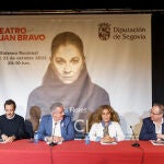  El director del Teatro Juan Bravo, Marco Antonio Costa, el director, Luis Luque; el diputado de Cultura, José María Bravo; la Actriz, Lolita; y el productor, Jesús Cimarro; ofrecen el estreno nacional de ‘Poncia’