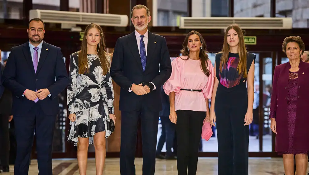 Los reyes Felipe VI y Letizia, junto a la princesa Leonor y la infanta Sofía, a su llegada al Concierto Premios Princesa de Asturias, este jueves en Oviedo, en la víspera de la ceremonia de entrega de los galardones.