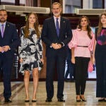 Los reyes Felipe VI y Letizia, junto a la princesa Leonor y la infanta Sofía, a su llegada al Concierto Premios Princesa de Asturias, este jueves en Oviedo, en la víspera de la ceremonia de entrega de los galardones.