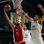 Mirotic intenta anotar ante la defensa de Deck y Tavares