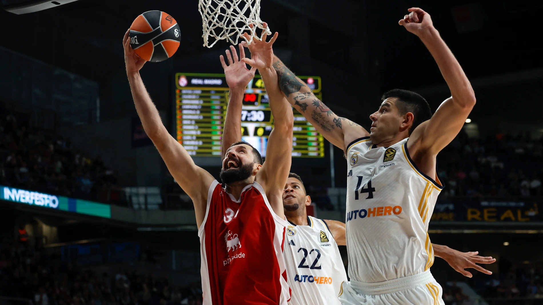 Mirotic intenta anotar ante la defensa de Deck y Tavares