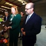 La directora general de la Agencia de Protección Civil y Emergencias de la Junta, Irene Cortés Calvo, junto al alcalde de Ponferrada, Marco Morala (D), el jefe de Bomberos, Olivier Martínez (I), y el delegado de la Junta en León, Eduardo Diego (2I), durante la presentación del nuevo material para los bomberos de Ponferrada