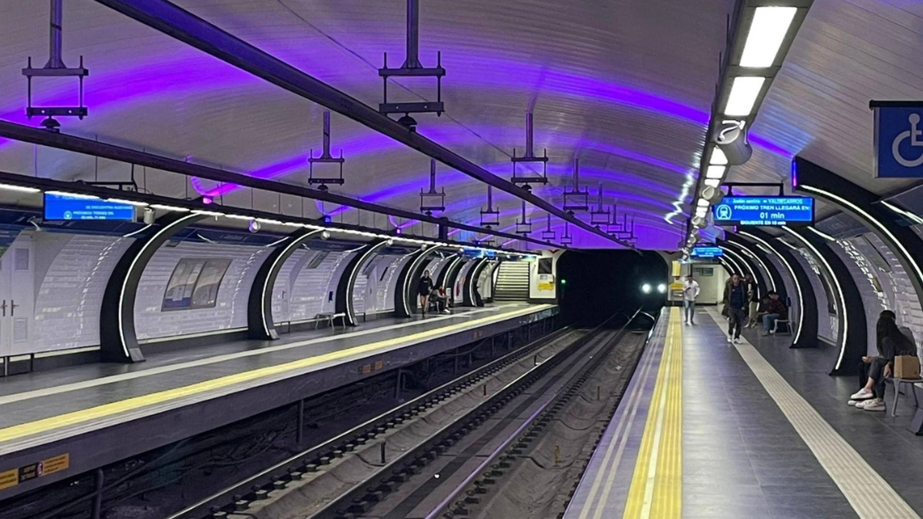 Andén de la estación de metro de Cuatro Caminos