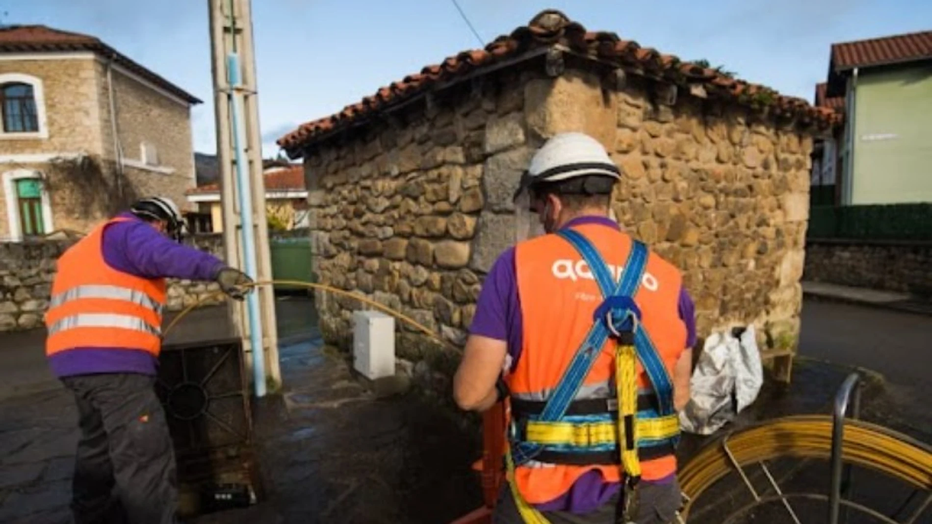 Técnicos de Adamo despliegan la fibra óptica