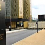 Edificio del Tribunal de Justicia Europeo en Luxemburgo, con banderas de los estados miembros de la UE.