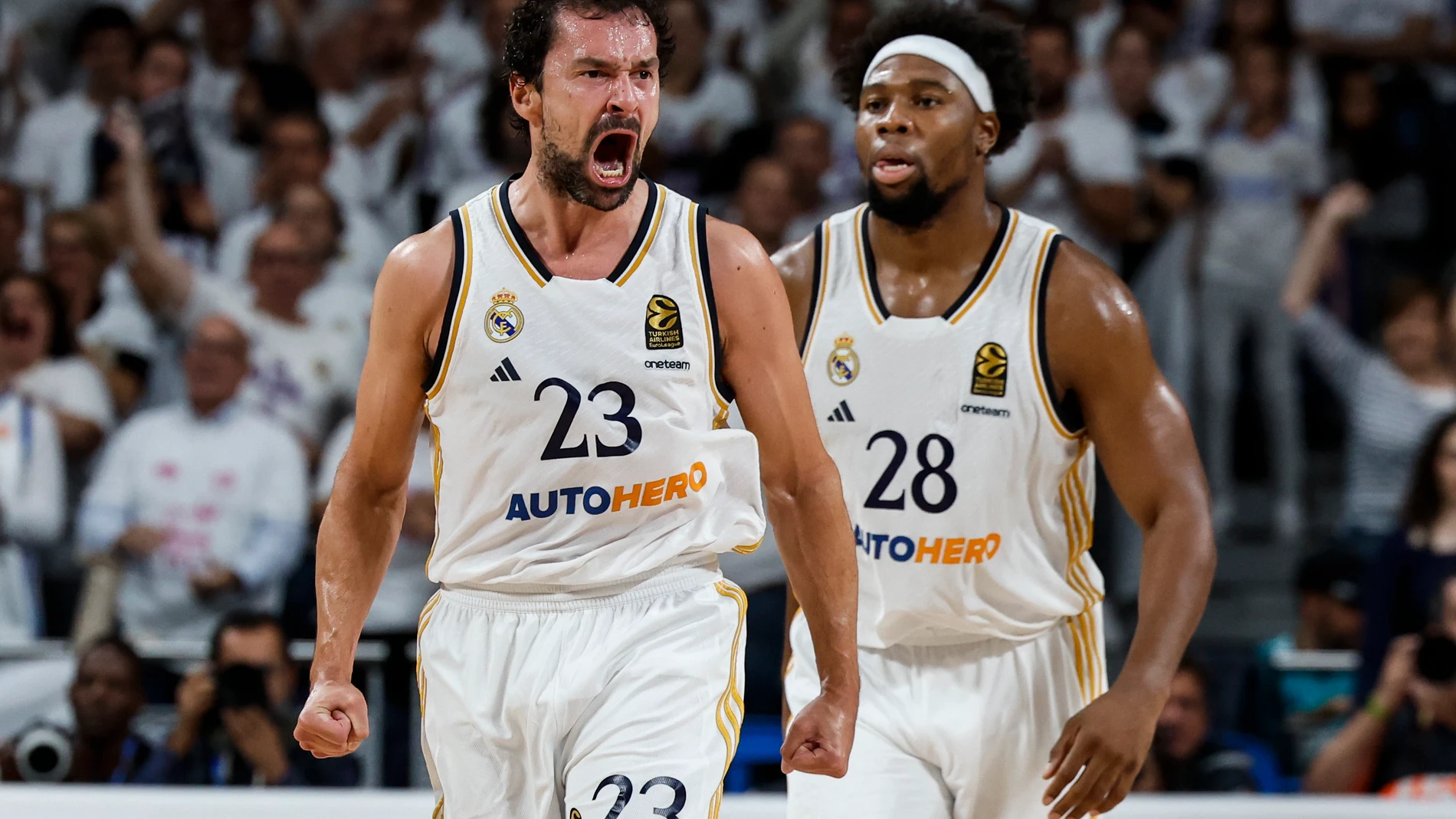 Sergio Llull celebra un triple ante el Milán