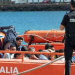 Salvamento socorre a 44 inmigrantes magrebíes en Lanzarote, entre ellos un niño