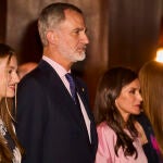 Los reyes Felipe VI y Letizia, junto a la princesa Leonor y la infanta Sofía, a su llegada al Concierto Premi