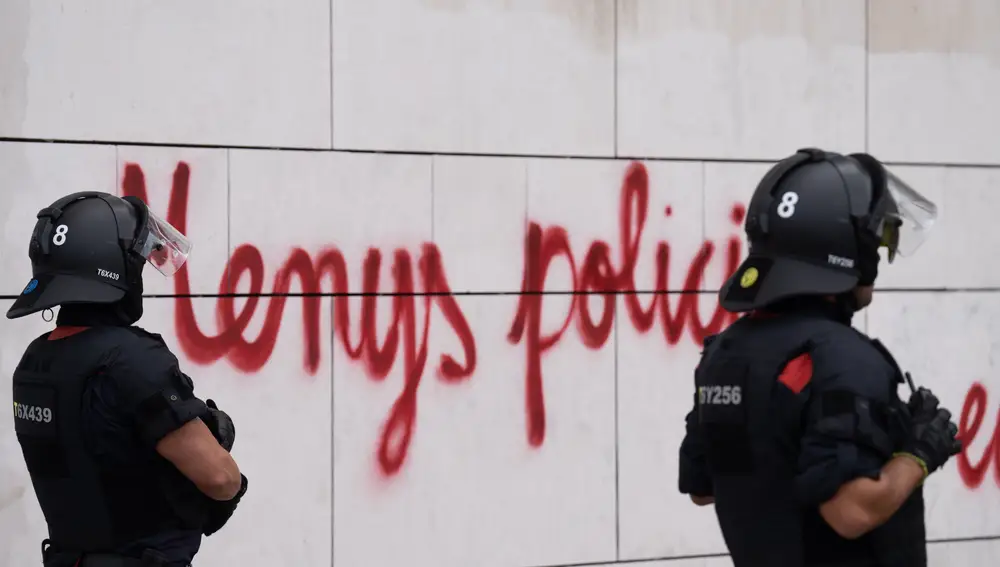 Un graffiti durante una concentración para evitar la presencia de S'ha Acabat! en la feria de entidades de la UAB, en la parada de la asociación patriota juvenil S'ha Acabat!, a 3 de octubre de 2023, en Barcelona.