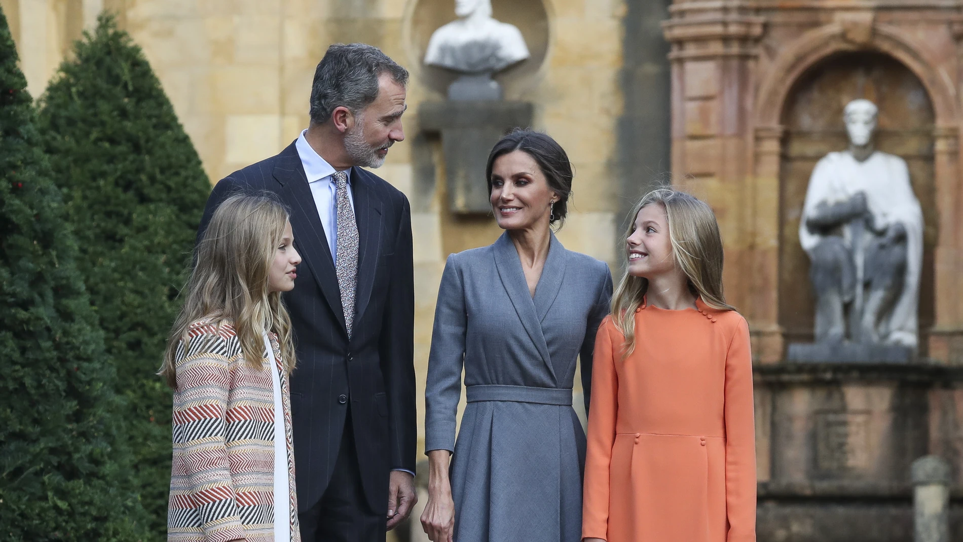 Los Reyes Felipe y Letizia junto a sus hijas, Leonor y Sofía