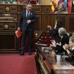 Aplausos al secretario del PSOE-A, Juan Espadas (i), durante un debate tras la Comisión General de las Comunidades Autónomas, en el Senado